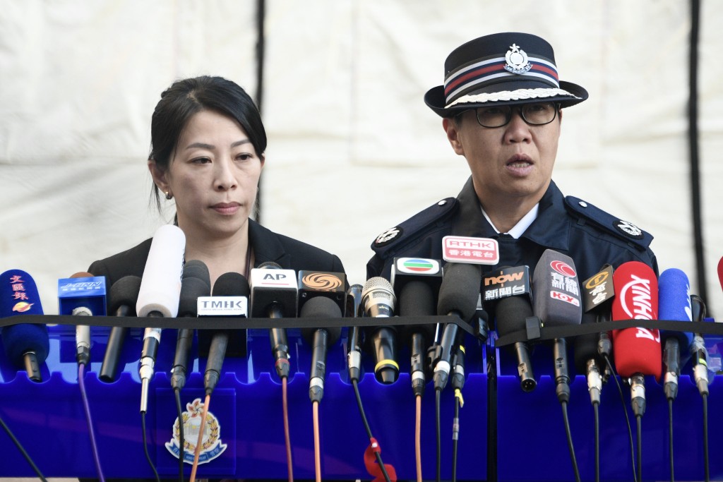 警務處傷亡查詢中心主管曾淑賢總警司（左）及警務處新界北總區指揮官林敏嫻（右）