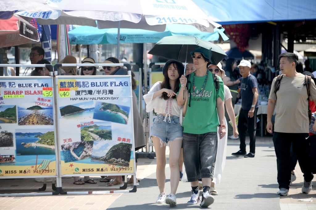隨遊客旅遊模式轉變,近年內地長假期內地客均「逼爆」西貢等熱門郊遊景點。 隨遊客旅遊模式轉變,近年內地長假期內地客均「逼爆」西貢等熱門郊遊景點。