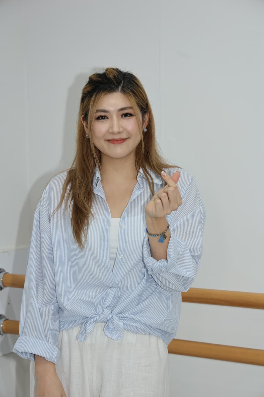 陳凱彤表示,上次演出已是一年前的事,早前第一日綵《為你鍾情》排時,眾人舞步也有出錯。 陳凱彤表示,上次演出已是一年前的事,早前第一日綵《為你鍾情》排時,眾人舞步也有出錯。