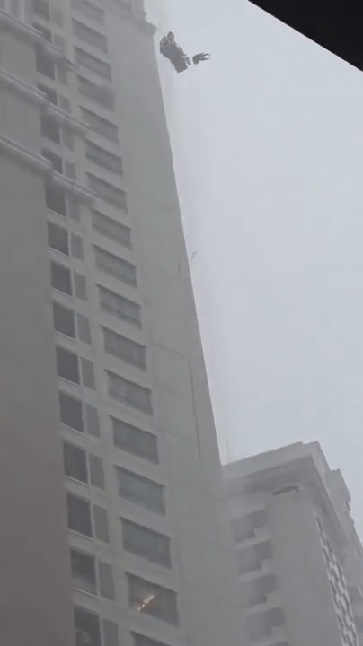印尼抹窗工高空作業遇狂風,吊船變「鐘擺」猛撞外牆亡。X@pisklauren 印尼抹窗工高空作業遇狂風,吊船變「鐘擺」猛撞外牆亡。X@pisklauren
