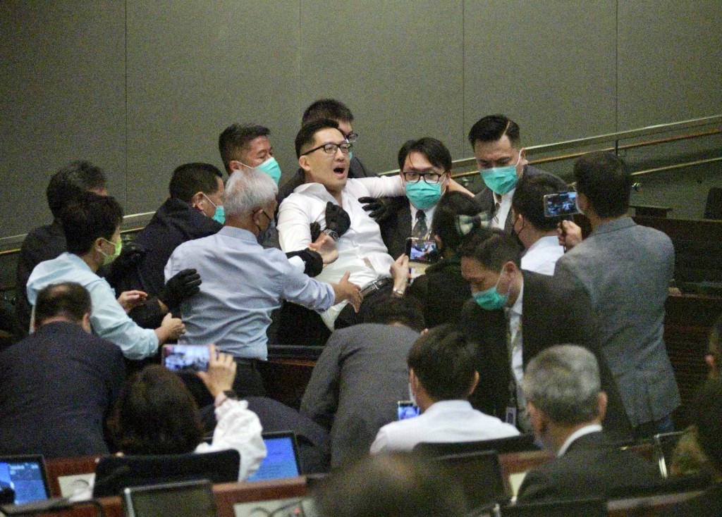 先後有14名泛民議員被趕離場。