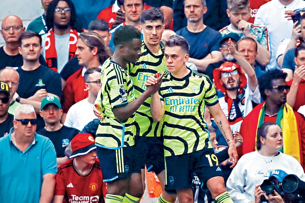 阿仙奴藉李安度杜沙特（右）入球，作客擊敗曼聯。