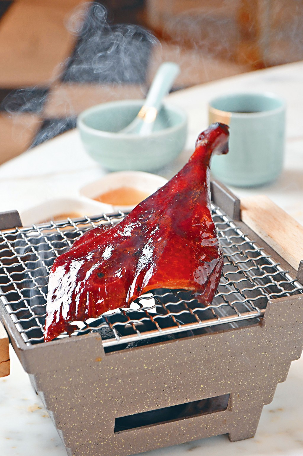 「叹」原只烧鹅髀以老店传统配方炮制而成，不同的是改用炭炉上桌，鹅髀未入口，先传来阵阵炭烧香味。