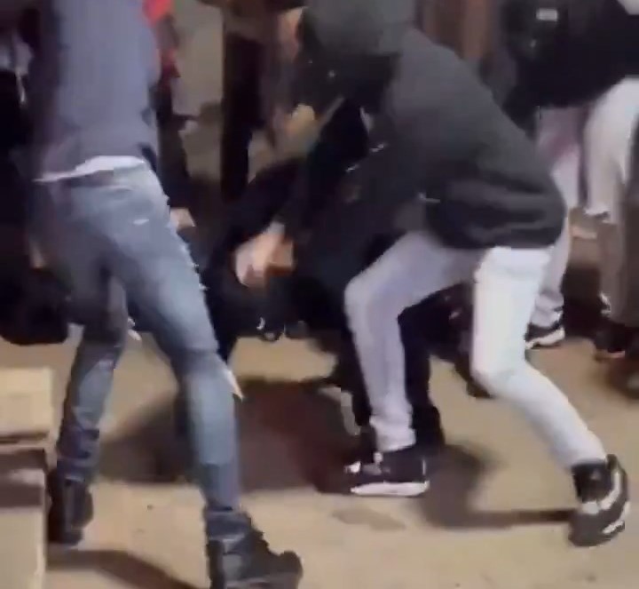 网上流传事发时大批年轻人殴斗影片。X@Hawkeye Paul