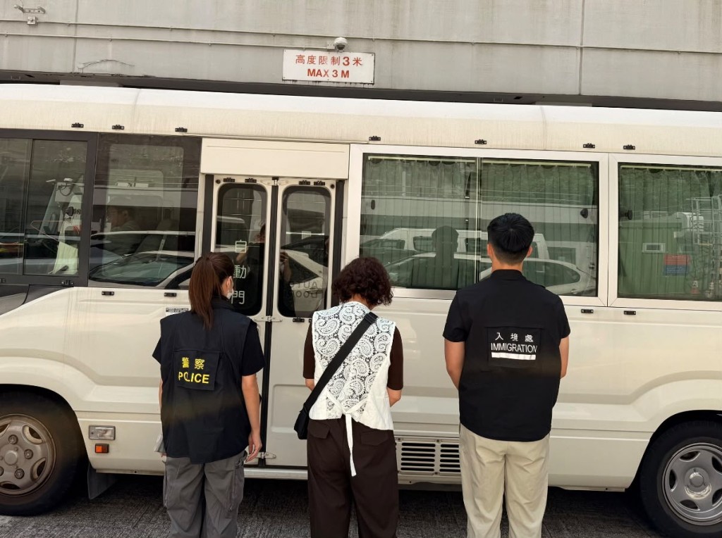 4名內地女子被捕,年齡介乎為33至62歲。警方提供 4名內地女子被捕,年齡介乎為33至62歲。警方提供