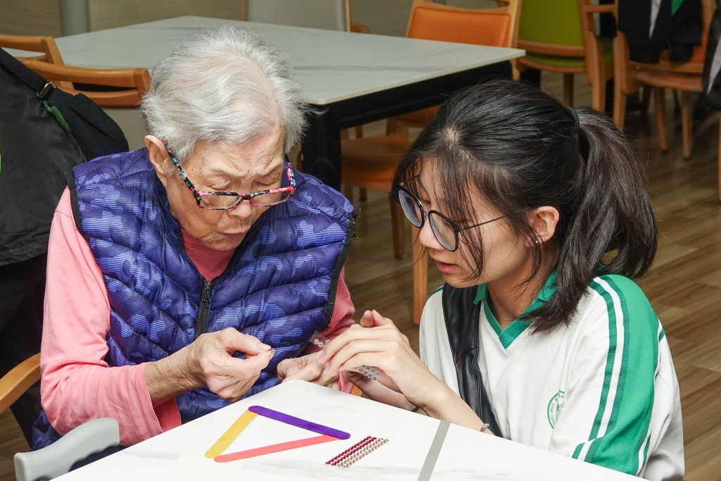 推動學生積極參與社會服務，培養其扶助老弱、守望相助的同理心，達致施受同惠。