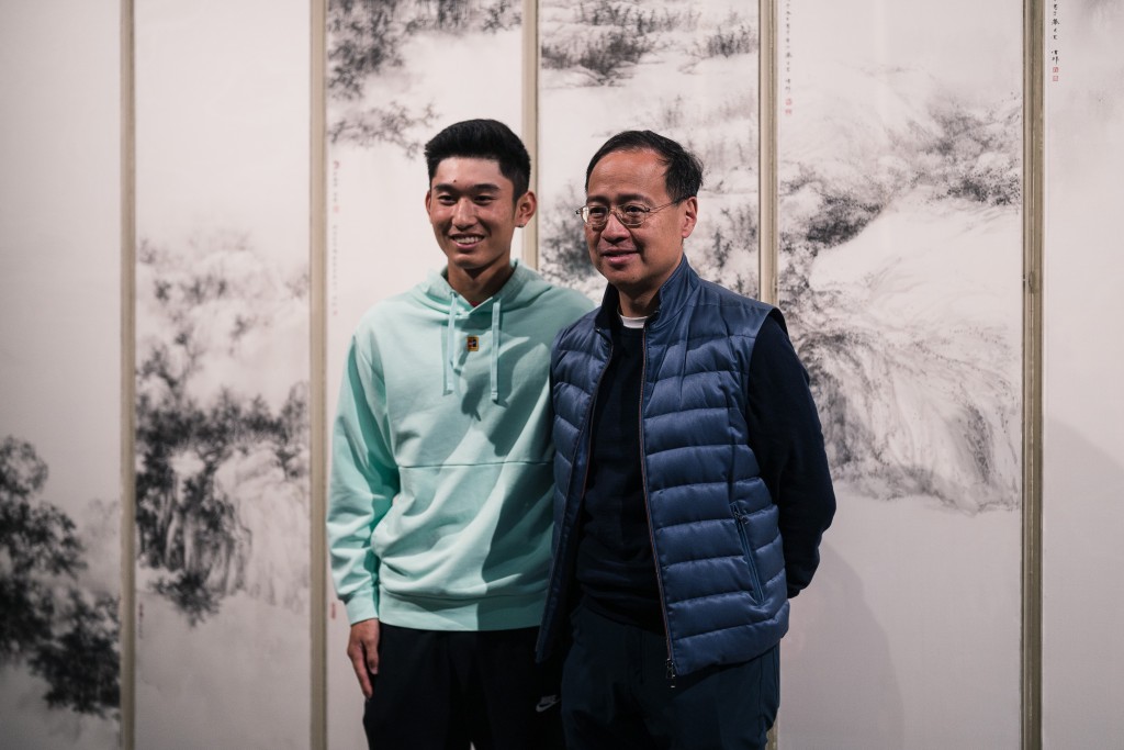 商竣程（左）今天在中國香港網球總會新任會長鄭明哲（右）陪同下，一同參觀香港藝術館。 公關圖片