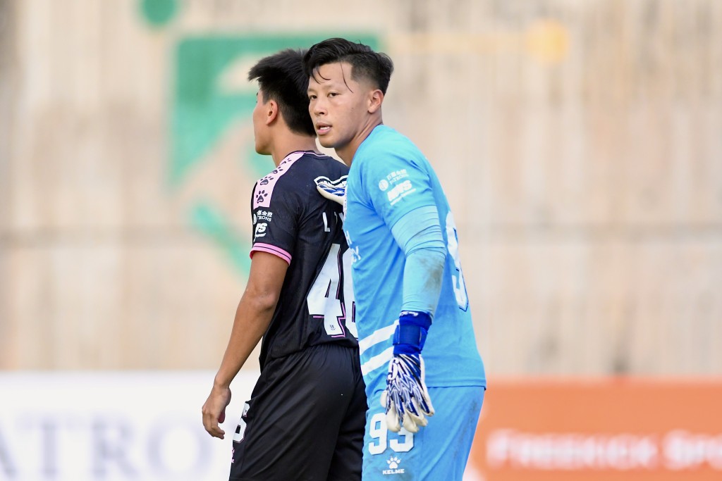 至尊沙田門將何文輝未段出現失誤。楊駿堯攝 至尊沙田門將何文輝未段出現失誤。楊駿堯攝
