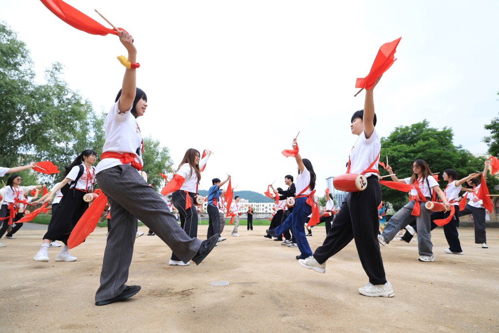 研習團參訪楊家嶺革命舊址、寶塔山、魯迅藝術學院等紅色經典地標,重溫崢嶸革命歲月,深刻感悟自強不息、勇於奮鬥的「延安精神」。 研習團參訪楊家嶺革命舊址、寶塔山、魯迅藝術學院等紅色經典地標,重溫崢嶸革命歲月,深刻感悟自強不息、勇於奮鬥的「延安精神」。