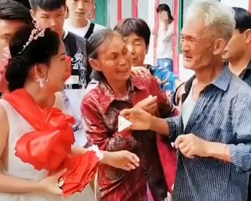 新娘子穿著婚紗緩緩走出家門,其外公突然一邊哭一邊跑到孫女面前。微博影片截圖