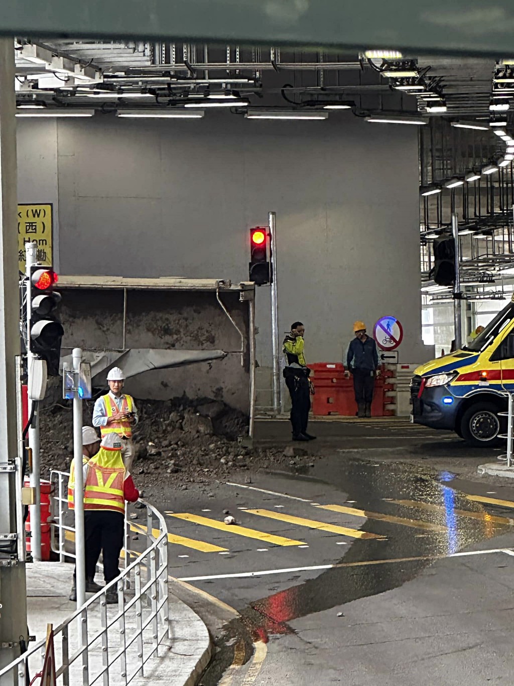 泥頭車翻側阻礙交通。fb:車cam L(香港群組) 泥頭車翻側阻礙交通。fb:車cam L(香港群組)