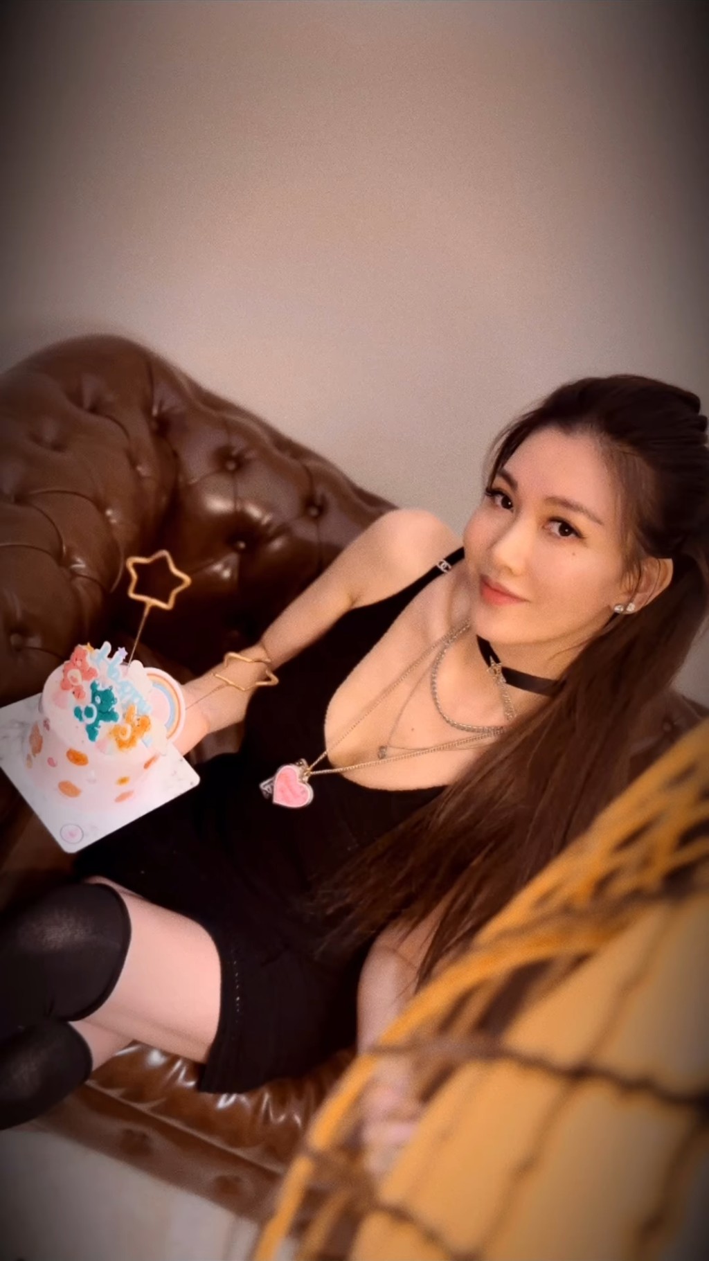 李彩華發文稱：「從零時零分開始收到我寶貝們的祝福，太開心，太開心，太開心了！你哋咁希望我快啲拍拖，好啦，我會努力實現你哋嘅願望。Love u all」。