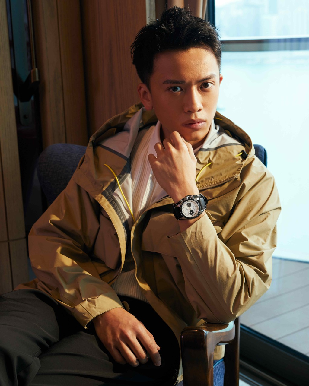 Locker都幾襯卡其色衫。