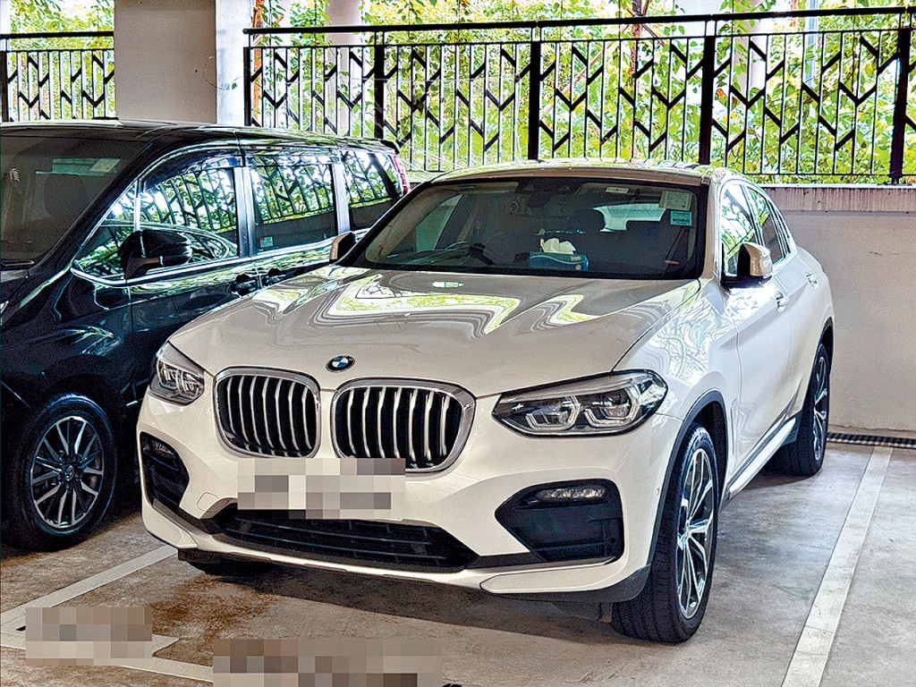 《星島》記者在屯門菁田邨停車場,發現總價料逾70萬元的2020年款BMW X4 XDrive 30iA。