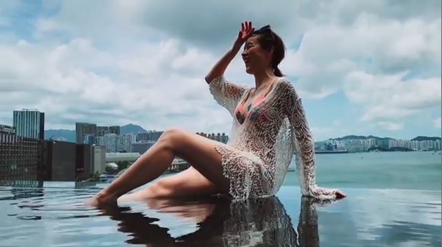 陳豪氹得老婆開懷大笑。