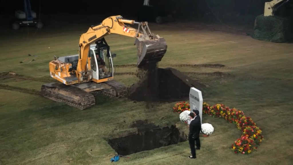 挖土機將9噸重的泥土傾倒在棺材上。 Youtube