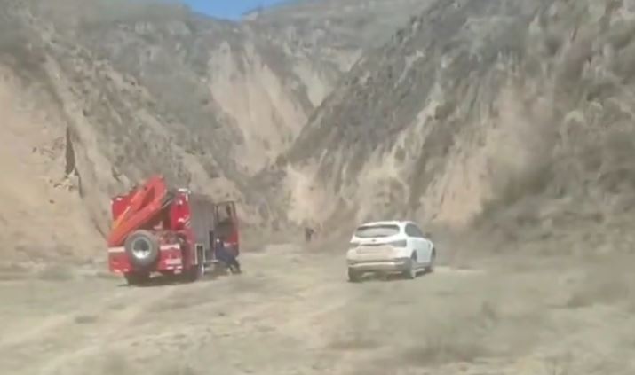 黄牛跌落深坑4日仍未能救出，最终死在洞内。抖音