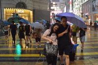 黃色暴雨警告下的中環鬧市。 盧江球攝