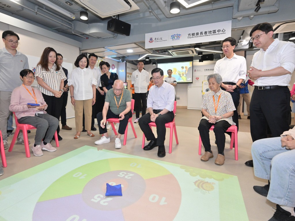 李家超參觀社會服務大樓。政府新聞處