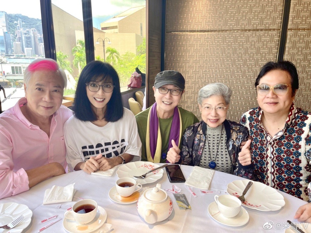 （左起）李龙基、米雪、刘松仁、罗兰、黄韵材去年8月再饮茶。
