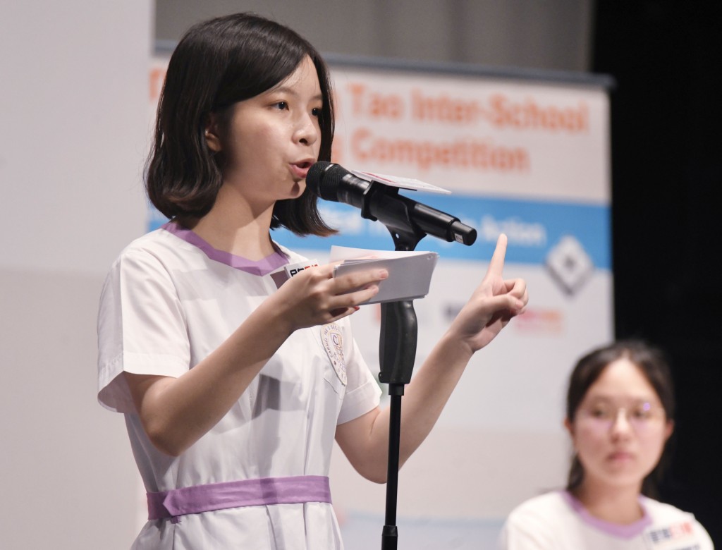 反方主辯譚靖彤在賽事中的表現優秀,獲頒「最佳辯論員」。 反方主辯譚靖彤在賽事中的表現優秀,獲頒「最佳辯論員」。