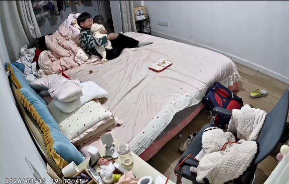 江苏有小兄长因妹妹扭计，独力照顾下也情绪崩溃起来。微博