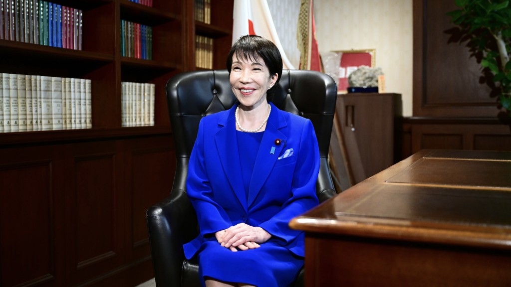 高市早苗當選自民黨總裁後,在新辦公室拍照。美聯社 高市早苗當選自民黨總裁後,在新辦公室拍照。美聯社