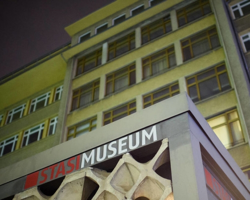 德國柏林史塔西博物館遇竊，數枚前東德時代的勳章及一批金飾被偷走。（網圖）