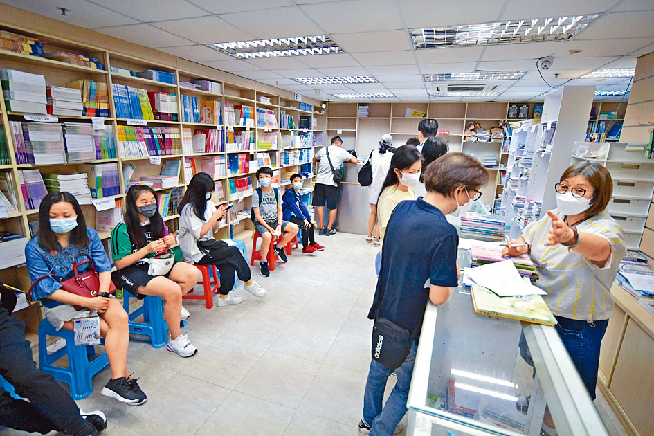 大批家长及学生连日到精工印书局门市补书，书局料仍需数周处理积压订单。