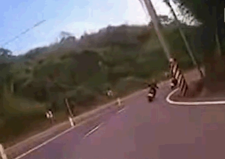 男子疑因轉彎失控衝向對面行車線。網圖