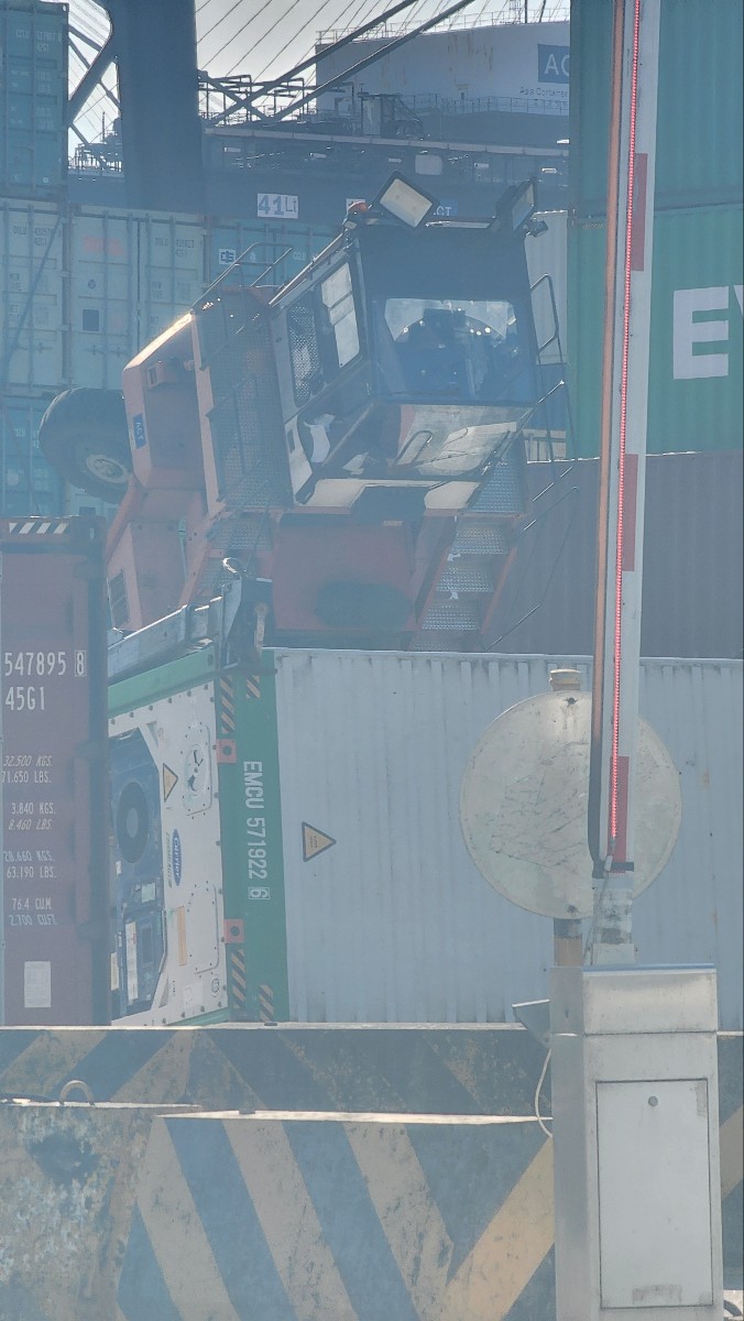 吊臂車翻側,司機一度被困駕駛艙內。黃文威攝 吊臂車翻側,司機一度被困駕駛艙內。黃文威攝