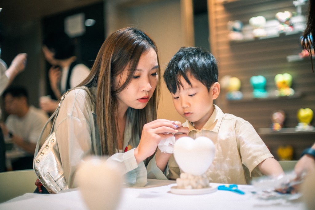 親子工作坊提供不同素材給媽媽和孩子共享親子時光。 親子工作坊提供不同素材給媽媽和孩子共享親子時光。