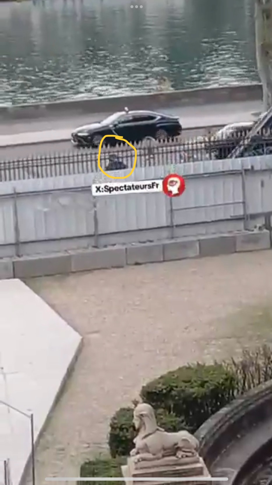 羅浮宮竊賊落地後騎電單車逃跑。 X@SpectateursFr 羅浮宮竊賊落地後騎電單車逃跑。 X@SpectateursFr