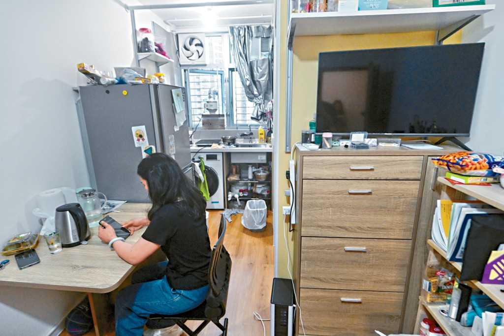 政府呼籲合資格的劏房戶盡早申請入住簡約公屋或過渡屋。