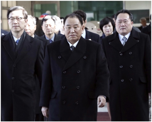 金英哲(中)率領的8人代表團早上越過邊界進入南韓。AP