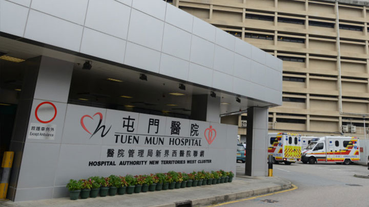 25歲男工人由救護車送往屯門醫院治理。資料圖片