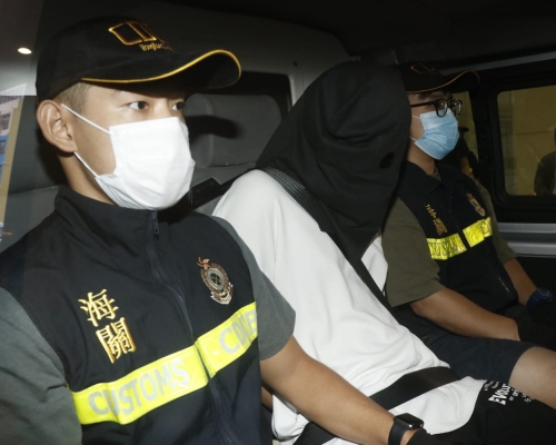海關拘捕涉案男子。
