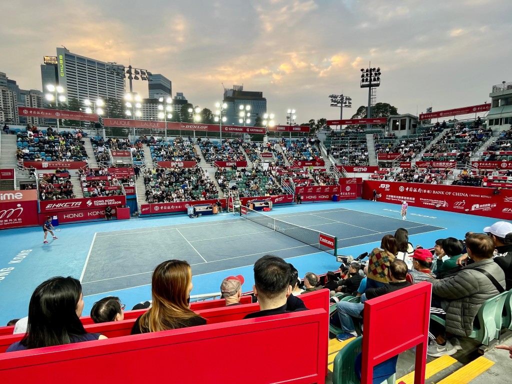 周二比賽吸引九成人買飛入場。