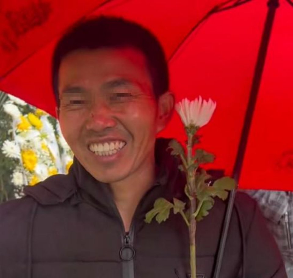 郑全海撑红伞还露出诡异笑容。 微博