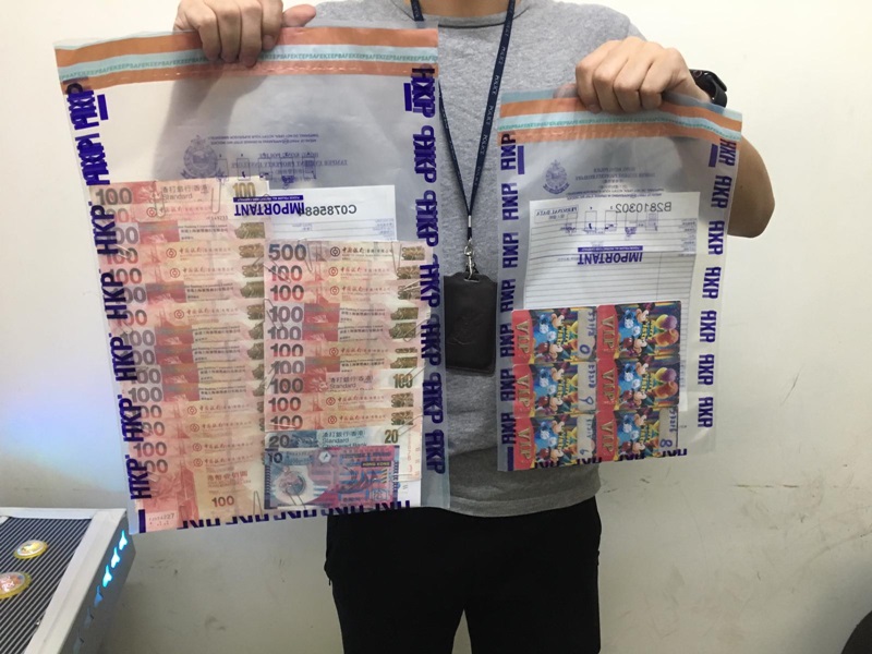 警方展示在場檢走之證物。