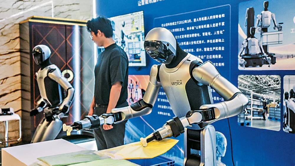 國產機械人上周在浙江紹興一個活動上展示技能。 新華社