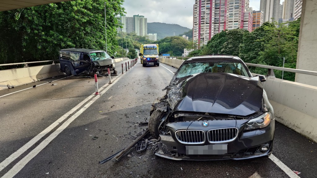 葵涌道私家車客貨車相撞。