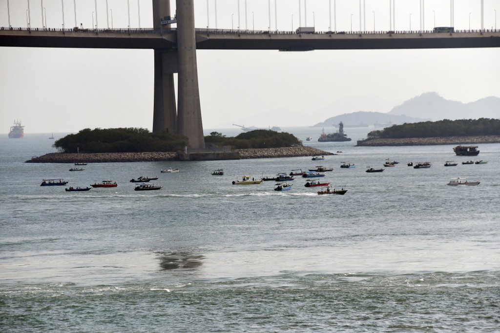 深井海面不時聚集數十艘釣魚船。 （來源：星島頭條）