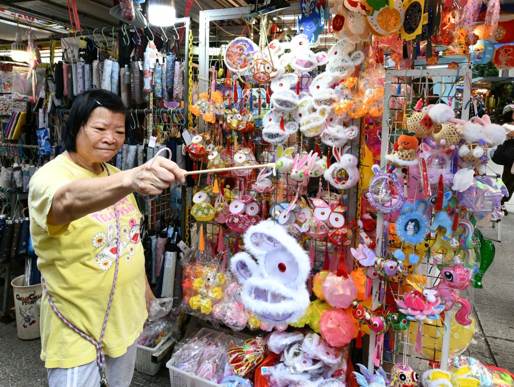 老字号「何照记」老板娘谢太展示店内最畅销灯笼款式。何健勇摄 老字号「何照记」老板娘谢太展示店内最畅销灯笼款式。何健勇摄