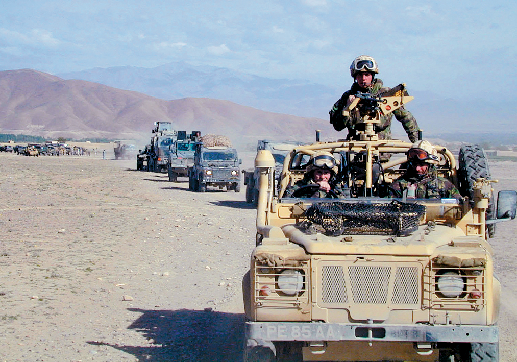 英軍突擊隊員2002年在阿富汗東南部執行任務。