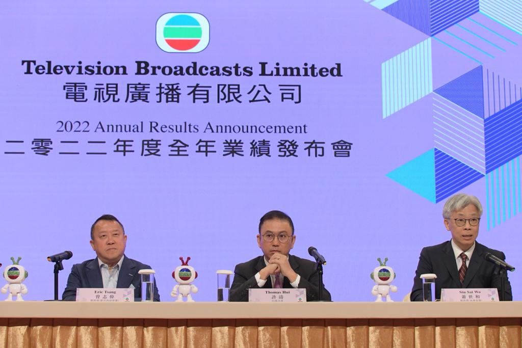 TVB举行业绩会，总经理（节目内容营运）曾志伟（左）、行政主席许涛（中）、总经理（商务营运）萧世和（右）等人出席。
