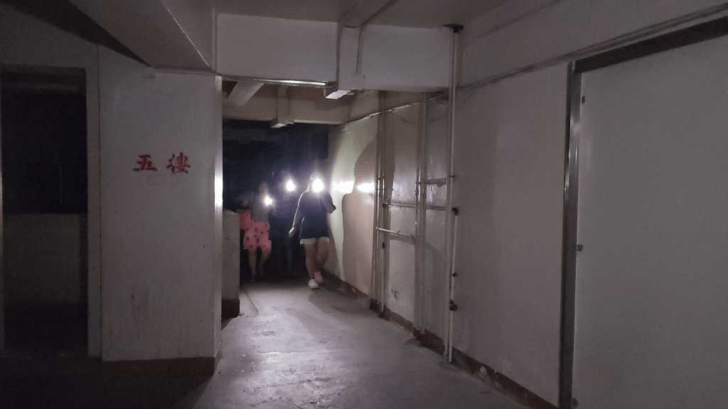 有居民需開電筒照明。