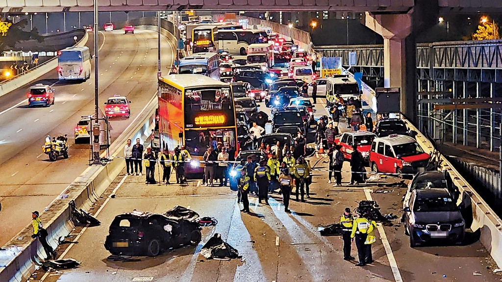西九龍公路涉及6車嚴重車禍,釀成3死4傷,涉事黑色私家車變成廢鐵,橫亘路中。