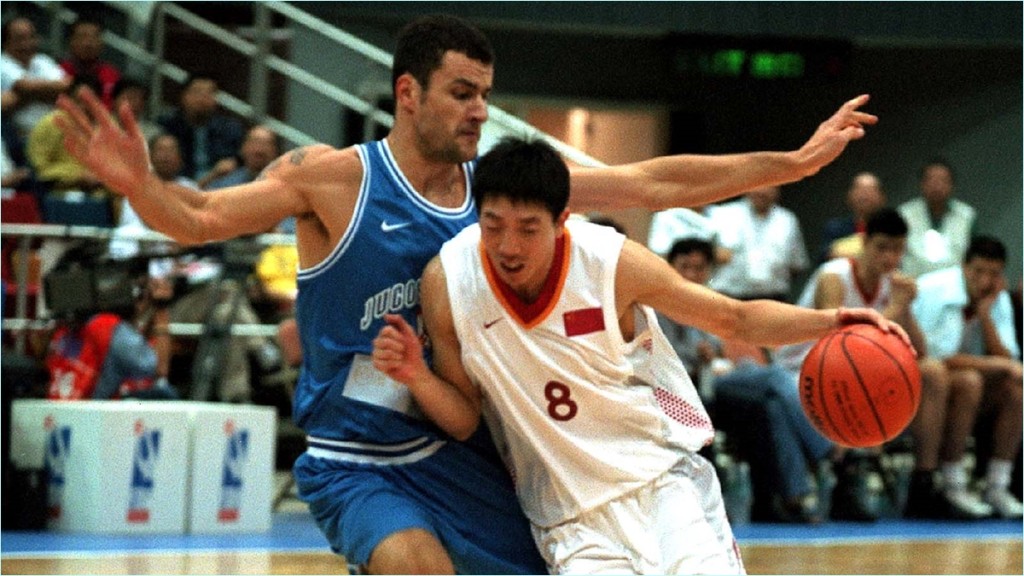 胡衛東(右)有「中國喬丹」之稱,1999年榮獲亞洲最有價值球員。