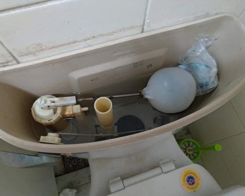 房東在維修座廁時,竟在水箱內發現錢袋。網圖